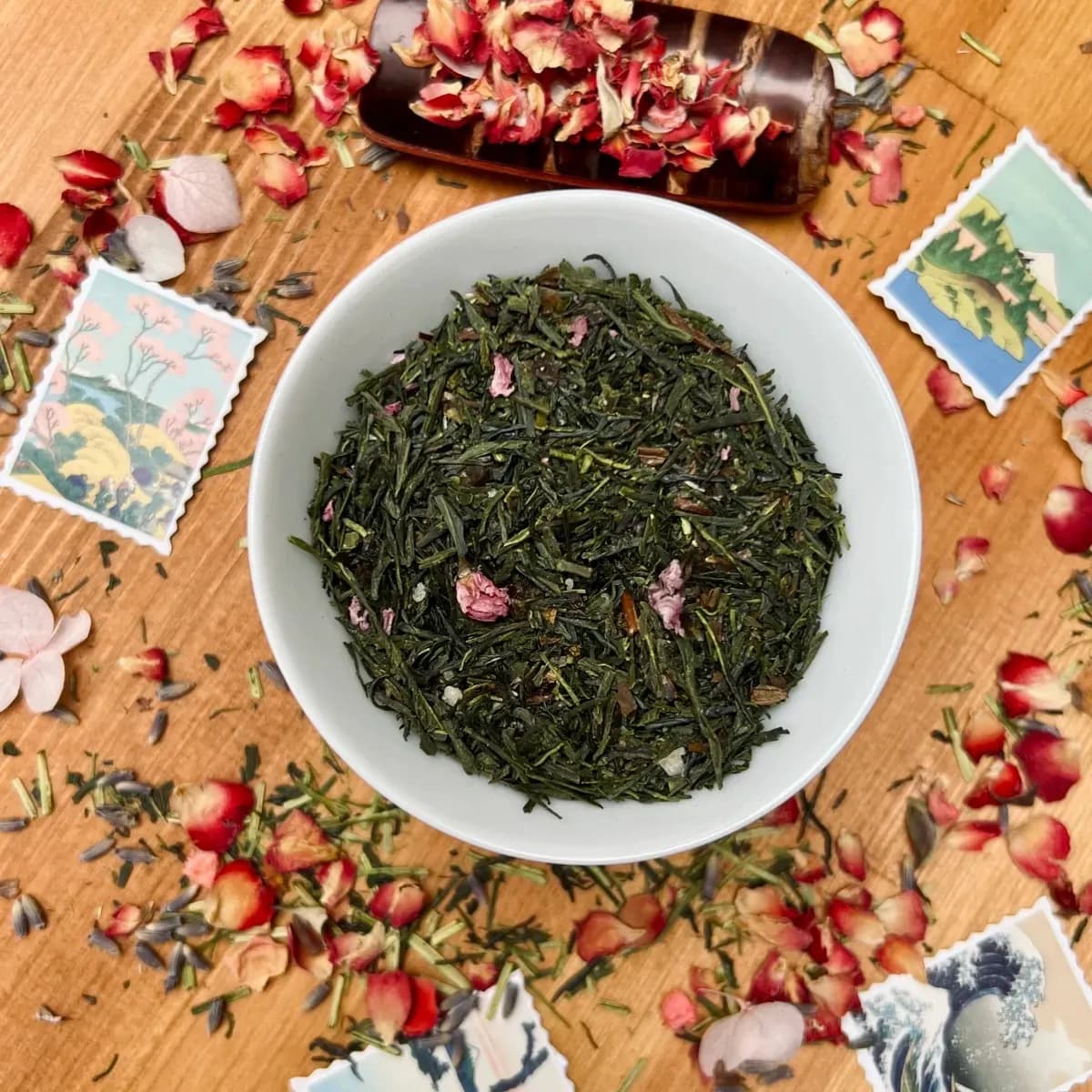 Sencha Sakura se slazenými lístky sakury